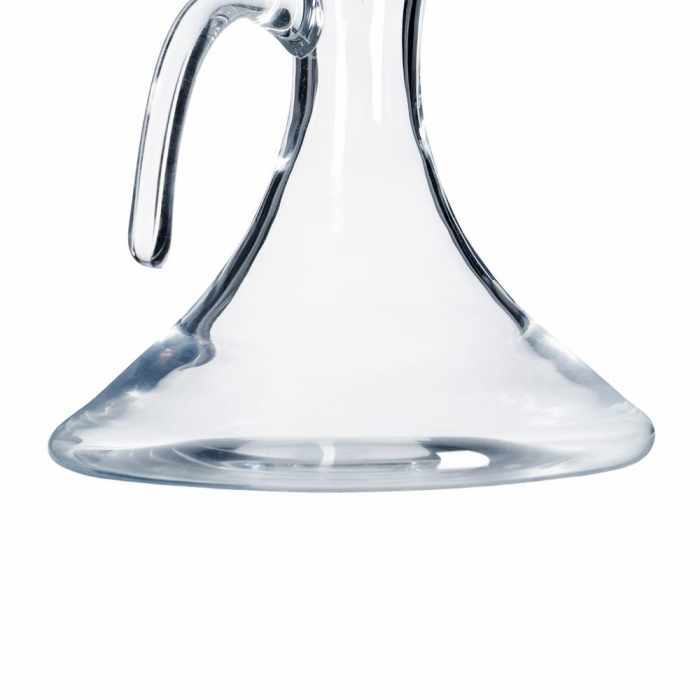 Decantor din sticlă transparentă tăiată la rece cu toartă și gură oblică pe o masă de cină [5]