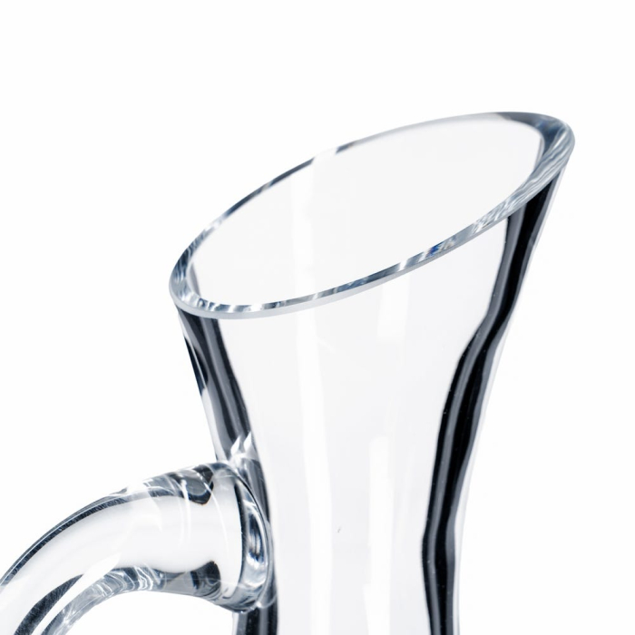 Decantor din sticlă transparentă tăiată la rece cu toartă și gură oblică pe o masă de cină [2]