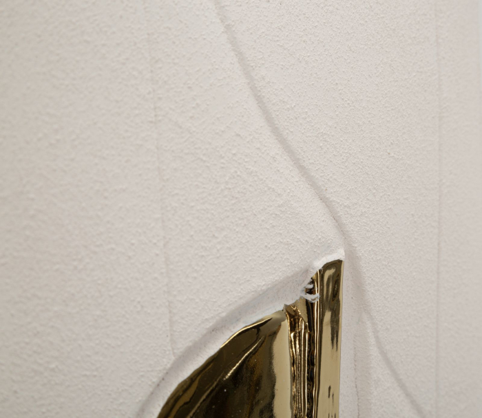 Decor perete ceramic alb cu detalii aurii pentru living și spații elegante din ceramică design vertical [4]