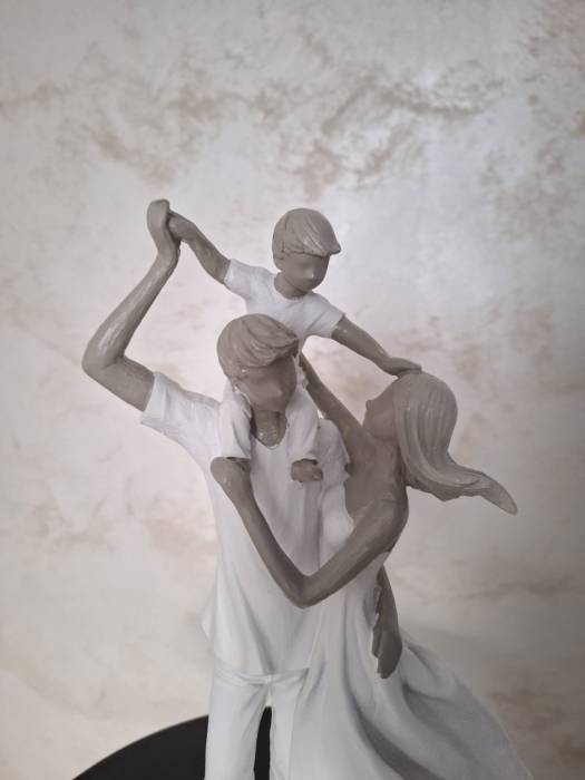 Decoratiune Cuplu cu copil, compozit, alb/grej [3]