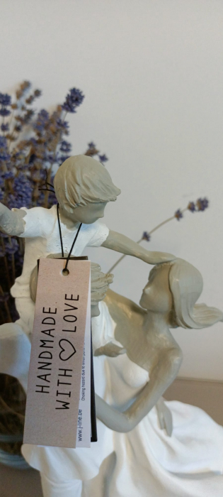 Decoratiune Cuplu cu copil, compozit, alb/grej [6]