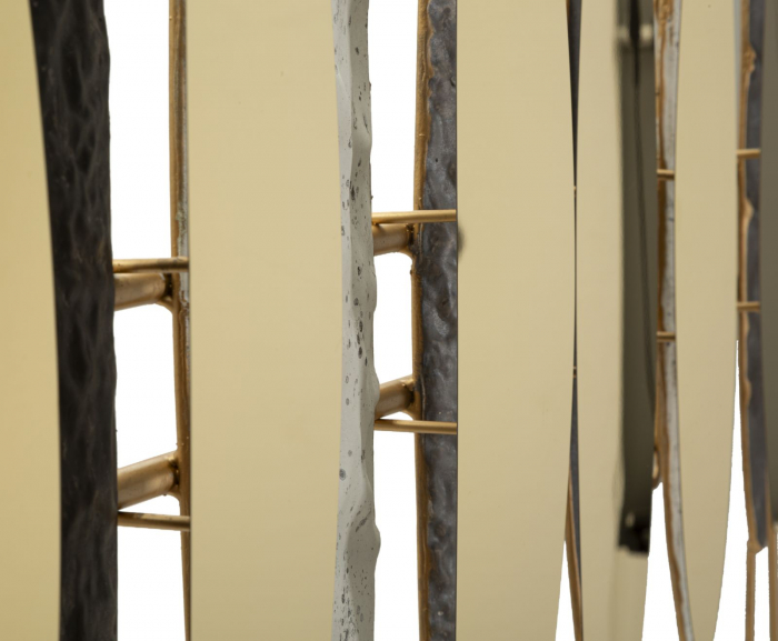 Decorațiune metalică de perete modernă cu accente aurii și gri [3]