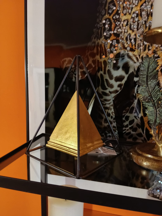 Decorațiune piramidă aurie cu accente din metal negru [4]