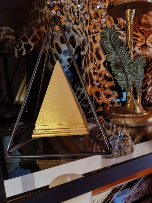 Decorațiune piramidă aurie cu accente din metal negru [11]