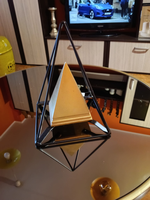 Decorațiune piramidă aurie cu accente din metal negru [12]