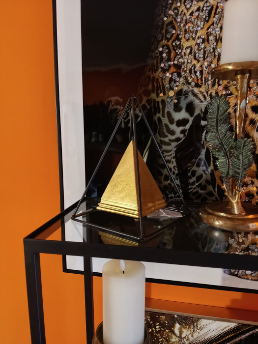 Decorațiune piramidă aurie cu accente din metal negru [10]