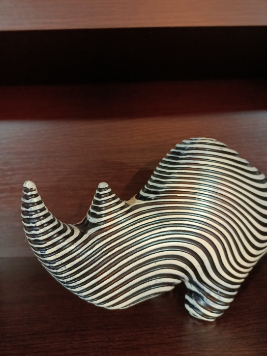 Decorațiune rinocer alb și negru din polirășină cu dungi ondulate 24 x 7 x 13 cm [3]