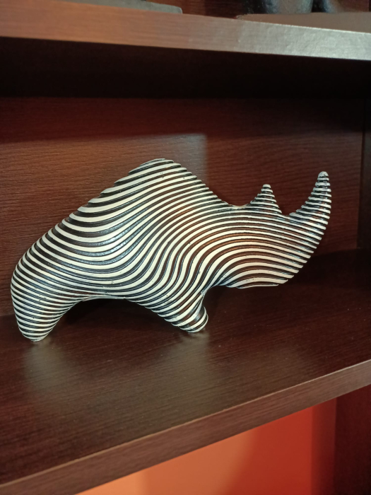 Decorațiune rinocer alb și negru din polirășină cu dungi ondulate 24 x 7 x 13 cm [2]