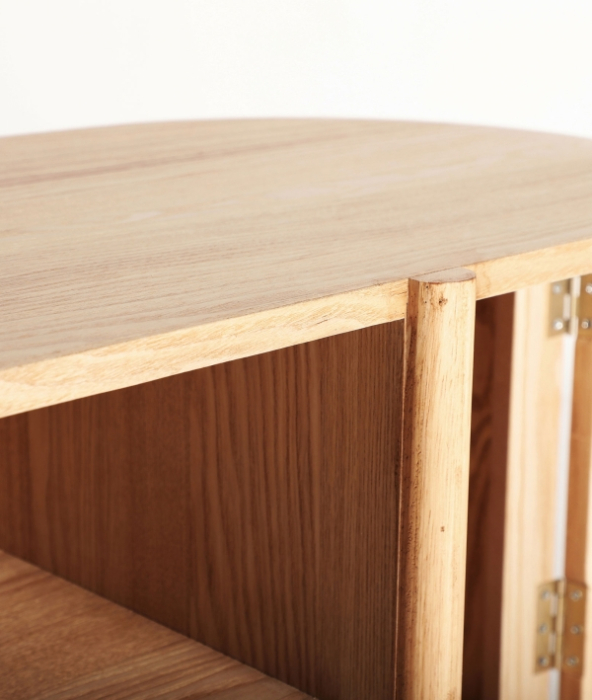 Dulap TV oval din MDF maro cu lemn de frasin și ratan – dulap media cu uși din ratan și design oval [4]