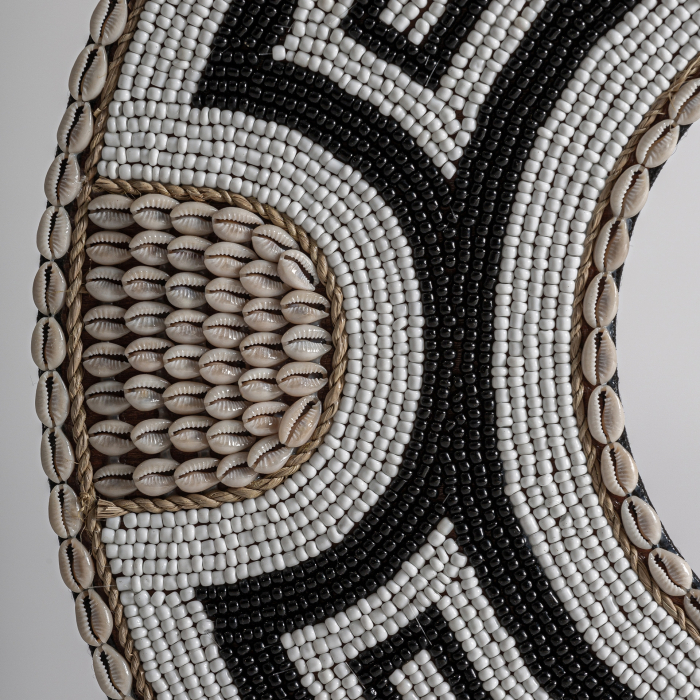 Figura decorativa contemporana din bambus in tonuri neutre cu motiv geometric margine din scoici si suport metalic negru Blacke 50x50x61 cm [2]