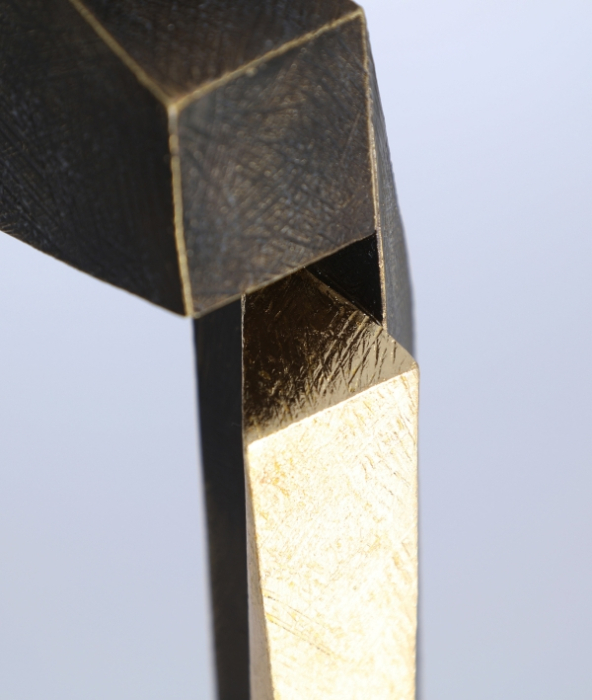 Figură decorativă din rășină neagră cu detalii aurii Vertex – sculptură geometrică modernă [3]