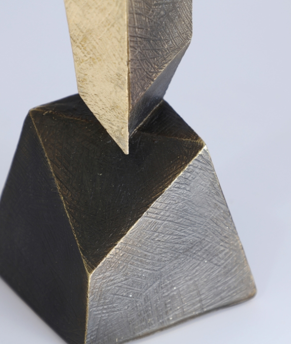 Figură decorativă din rășină neagră cu detalii aurii Vertex – sculptură geometrică modernă [2]