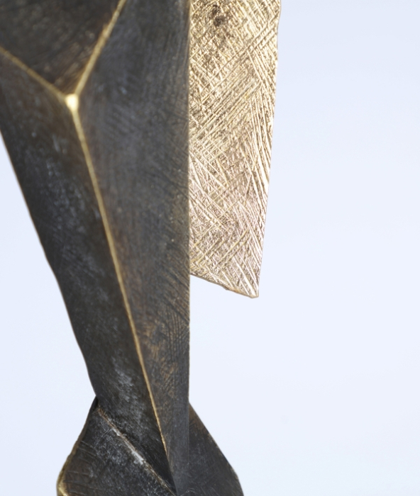 Figură decorativă din rășină neagră cu detalii aurii Vertex – figură geometrică statement [2]