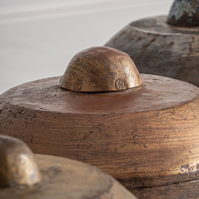 Figurină decorativă rotundă din bronz cu patină cenușie și aurie și buton bombat [4]