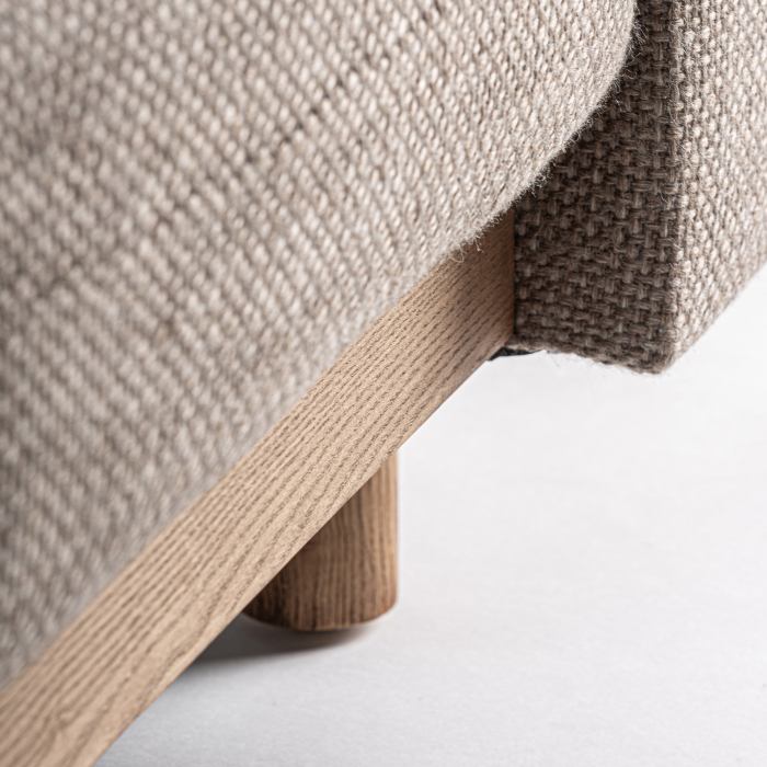 Fotoliu din stofă gri texturată cu structură din lemn [8]