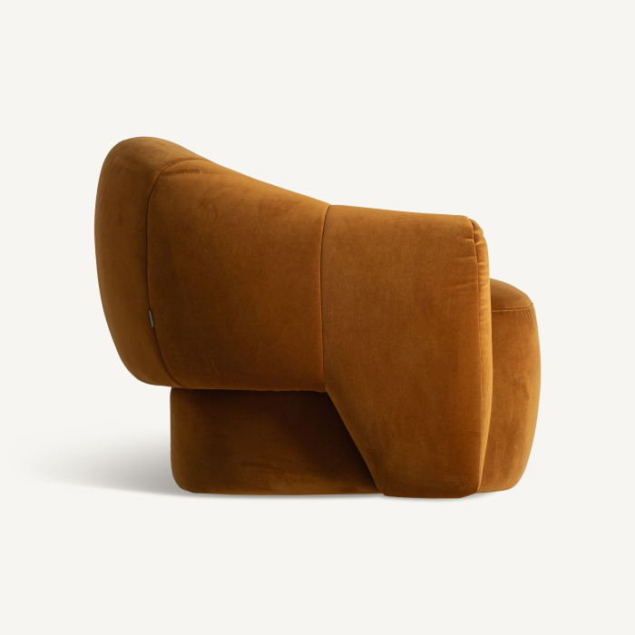 Fotoliu sculptural cu brațe groase curbate și spătar canelat, în poliester camel cu aspect de catifea [7]