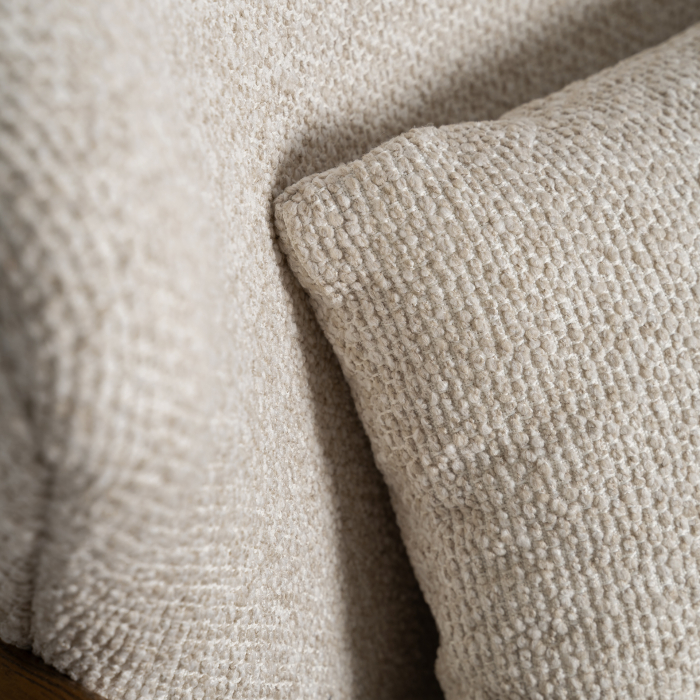 Fotoliul pentru Horeca din lemn de frasin maro și stofă bej cu brațe și pernă în spațiu elegant [4]