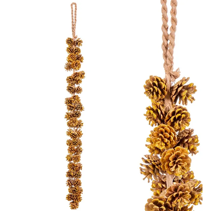 Pandantivul "61 Pineapples Gold" aduce o notă de eleganță festivă în decorul tău de Crăciun. Cu conuri de pin acoperite cu un strat auriu strălucitor, acest accesoriu se integrează perfect în amenajările de sărbători. Ideal pentru a fi folosit în living, hol sau la intrare, adaugă glamour în casa ta. Achiziționează-l de la CreativDeco și transformă-ți sărbătorile! [1]
