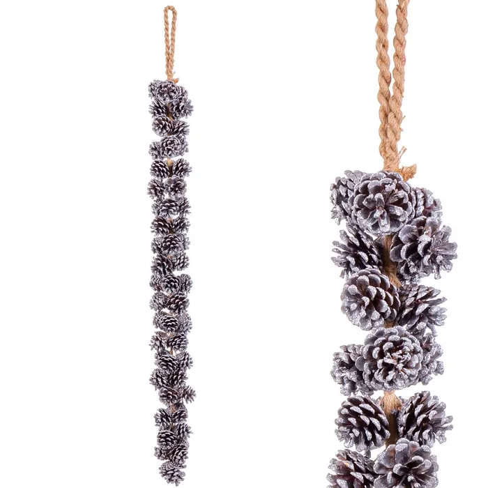 Pandantivul "61 Pineapples Silver" oferă un accent sofisticat în decorul tău de Crăciun. Conurile de pin argintii, cu aspect înghețat, creează un efect deosebit în amenajările festive. Ideal pentru a fi agățat în living, hol sau la intrare, acest pandantiv va aduce un farmec aparte în casa ta. Cumpără-l acum de la CreativDeco și transformă-ți locuința! [1]