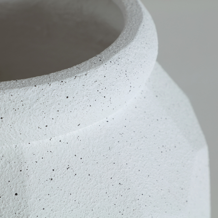 Ghiveci decorativ din polirășină alb – textură geometrică și accente calde [2]