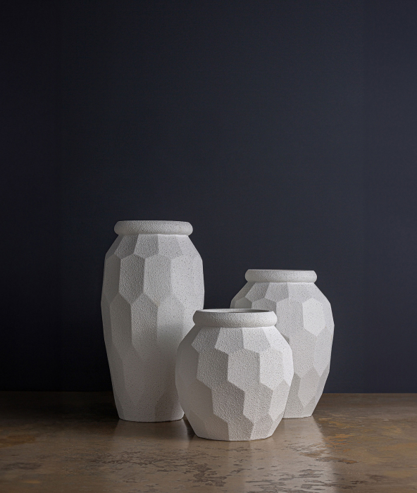 Ghiveci decorativ din polirășină alb – textură geometrică și accente calde [4]