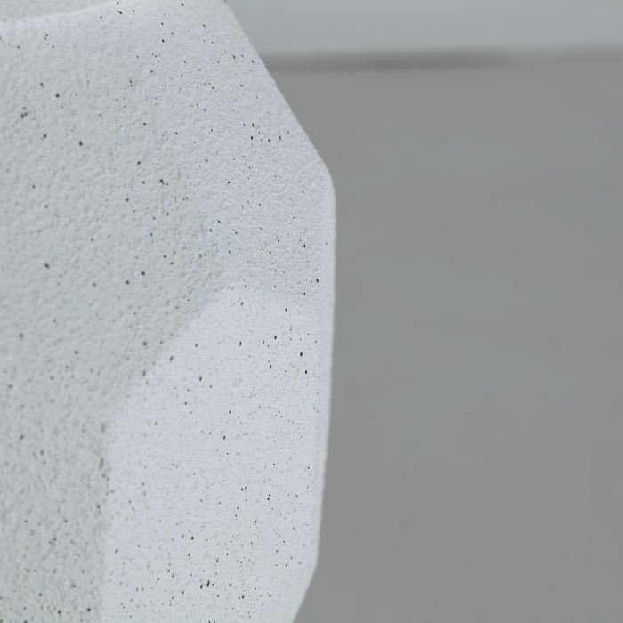 Ghiveci decorativ din polirășină alb – textură geometrică și accente calde [3]