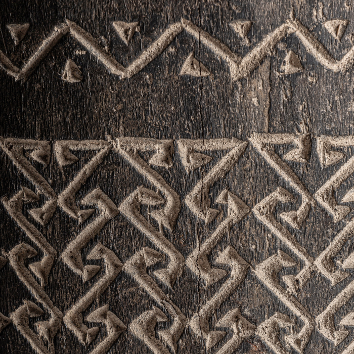Ghiveci larg din lemn de palmier maro închis, cu trei benzi geometrice sculptate, mai pale [4]