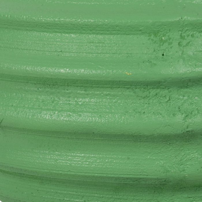Ghiveci din rășină verde, discret printre plante [4]
