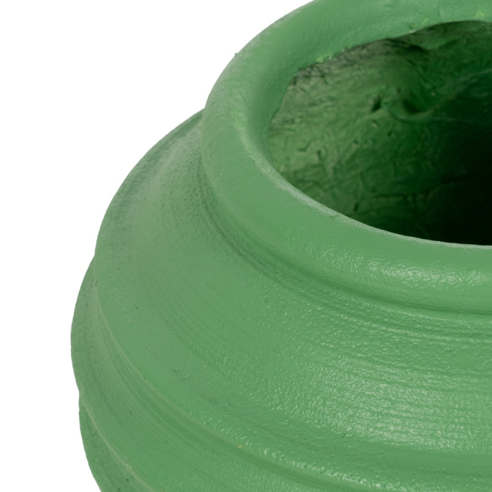 Ghiveci din rășină verde, discret printre plante [3]