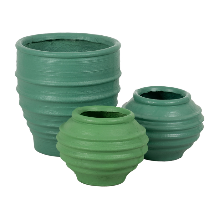 Ghiveci din rășină verde, discret printre plante [2]