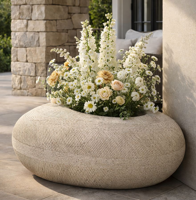 Ghiveci exterior gri din polirășină cu formă ovală joasă și textură striată [5]