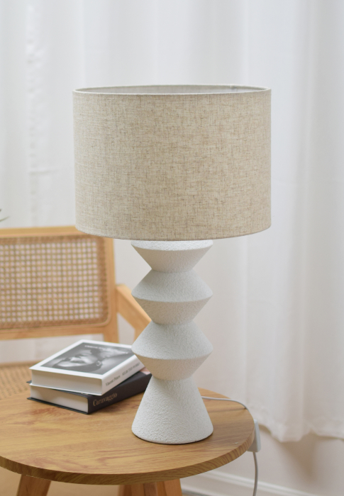 Lampă de masă cu bază albă din material tip beton și abajur textil bej – model PIERCE [2]