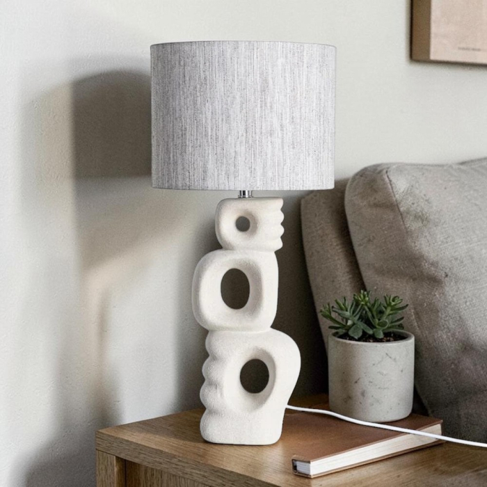 Lampă de masă ceramică albă aspect piatră cu decupaje și abajur gri [2]