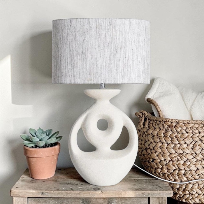 Lampă de masă din ceramică albă ovală cu decupaje și abajur gri [2]
