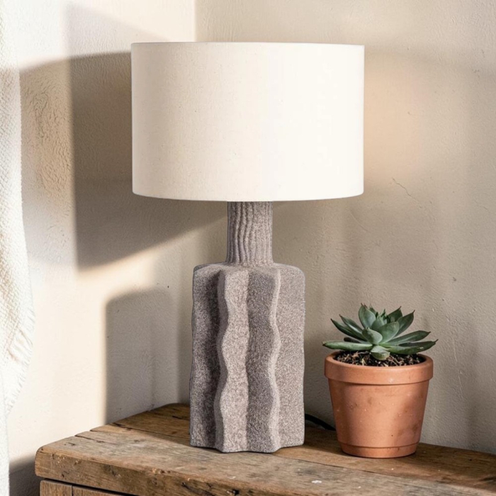 Lampă de masă din ceramică maro cu abajur crem din in formă cilindrică [2]
