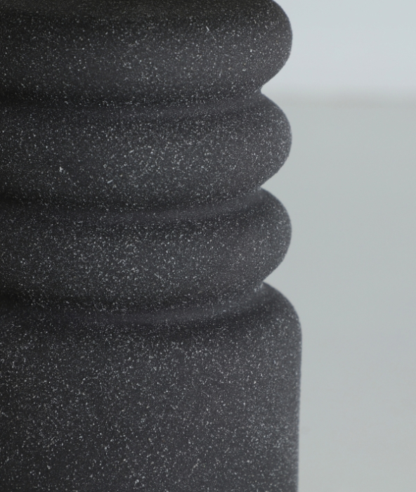 Lampă de masă din ceramică neagră texturată ROKKO – lampă sculpturală cu abajur din in alb [2]