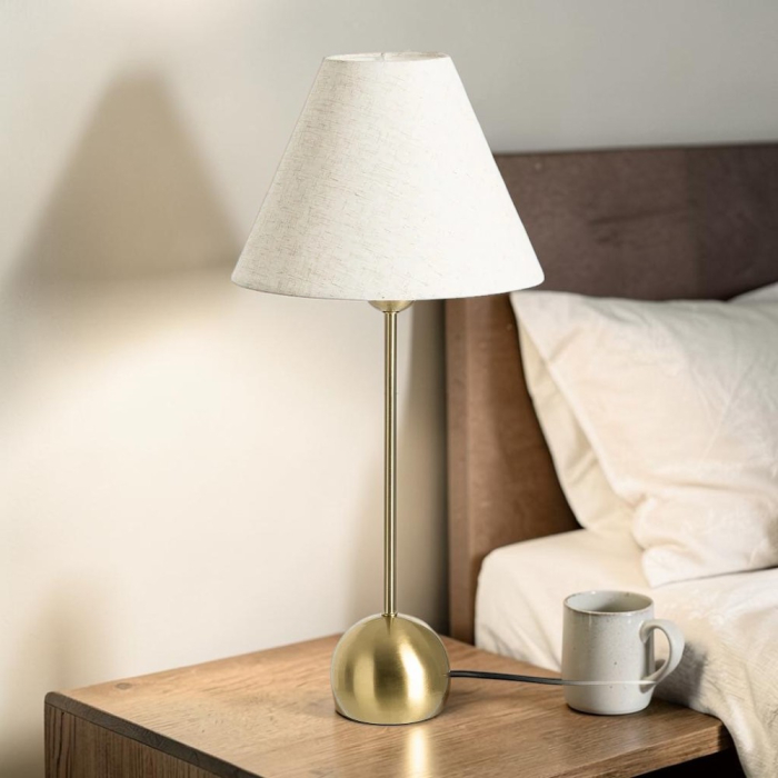 Lampă de masă din metal auriu cu bază sferică decorativă și abajur conic din in crem [2]