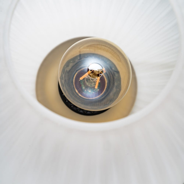 Lampă de masă din metal auriu cu bază neagră și abajur din sticlă albă striată [5]