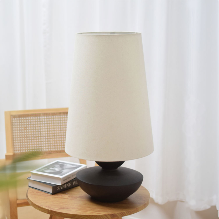 Lampă de masă din rășină neagră cu abajur textil bej – model OMONDI [2]