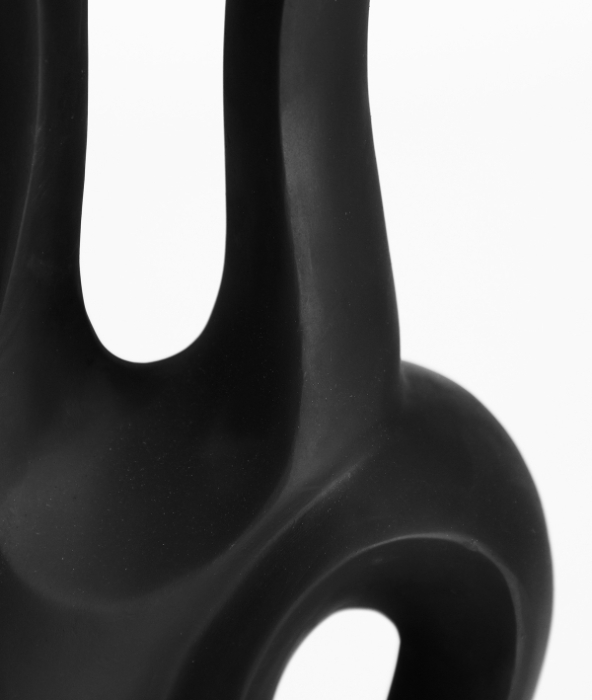 Lampă de masă cu bază sculpturală neagră, în zale groase, și abajur din rafie bej [3]