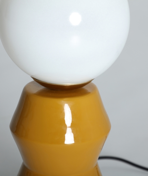 Lampă de masă din sticlă albă cu bază galben-muștar – lampă geometrică modernă [2]