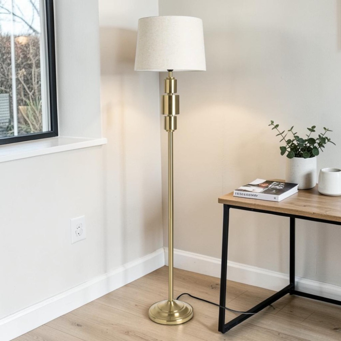 Lampă de podea aurie cu corp decorativ geometric [2]