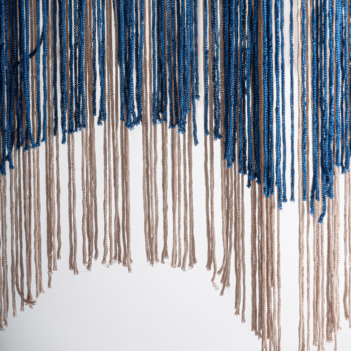 Lampă suspendată cu abajur din iută bej și franjuri albastre [5]