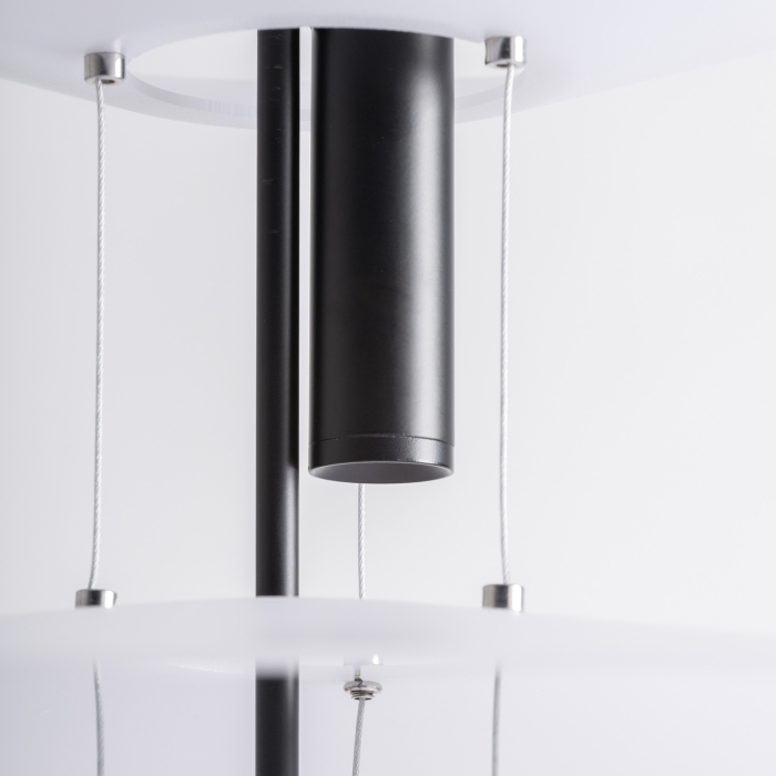 Lampa suspendată cu discuri din acrilic alb și structură metalică neagră. [2]
