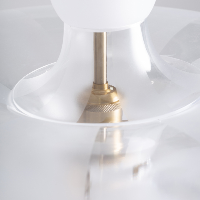 Lampa suspendată cu discuri suprapuse din acrilic alb translucid și detalii aurii. [3]