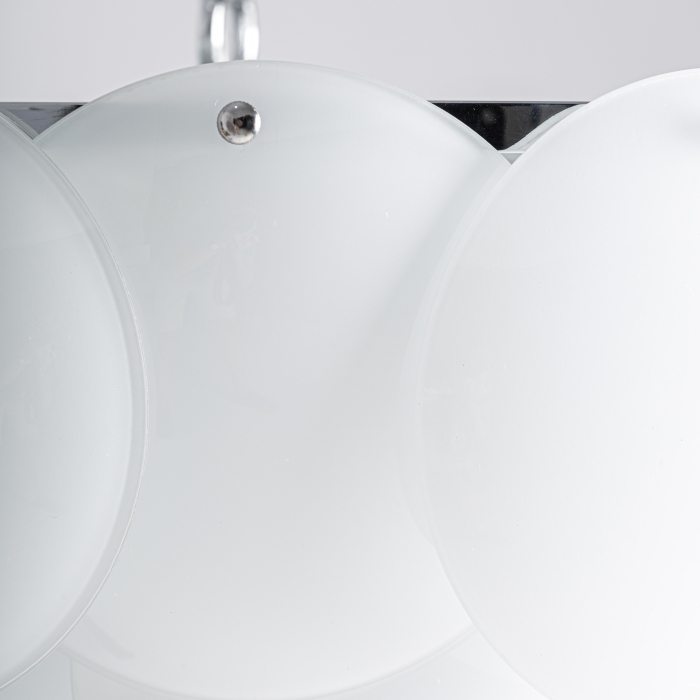 Lampa suspendată cu elemente circulare din cristal alb și structură metalică. [3]