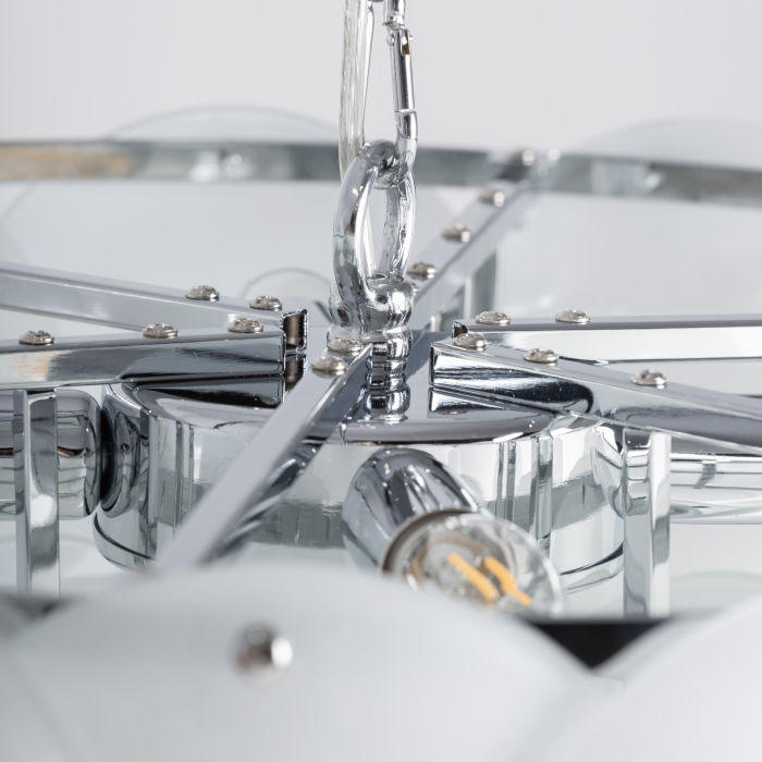 Lampa suspendată cu elemente circulare din cristal alb și structură metalică. [5]