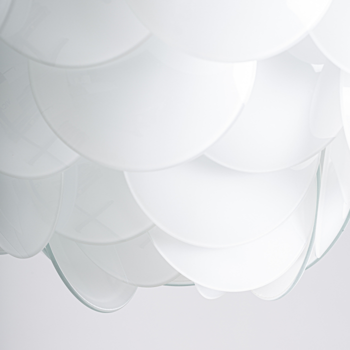 Lampa suspendată cu elemente circulare din cristal alb și structură metalică. [4]