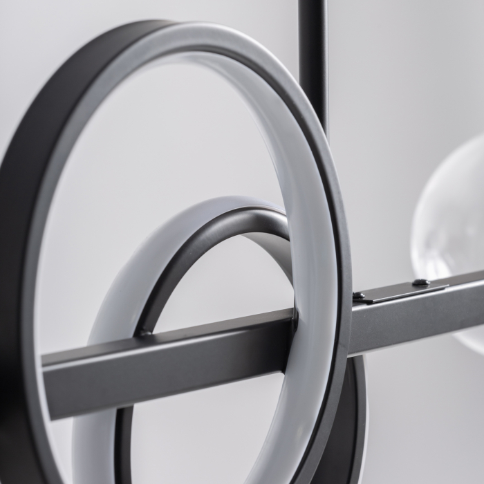 Lampa suspendată cu structură liniară din metal negru și globuri din cristal fumuriu. [4]