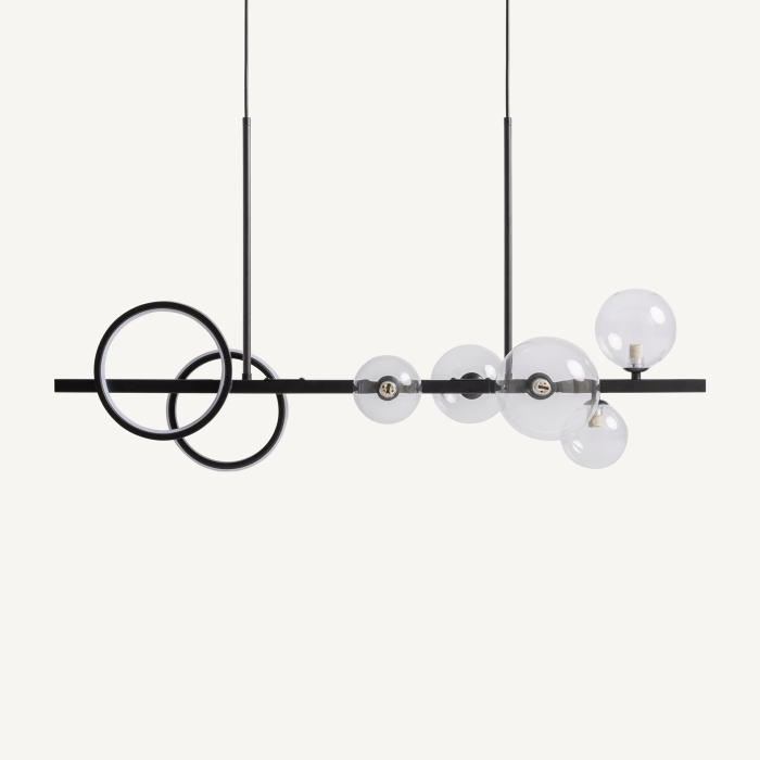 Lampa suspendată cu structură liniară din metal negru și globuri din cristal fumuriu. [3]